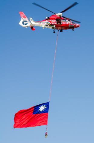 國慶空總直升機吊掛國旗-2