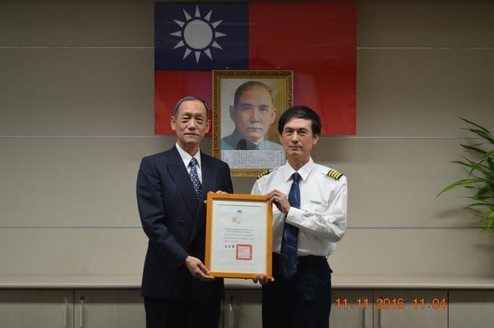 總隊長與蔡東昇合照.JPG
