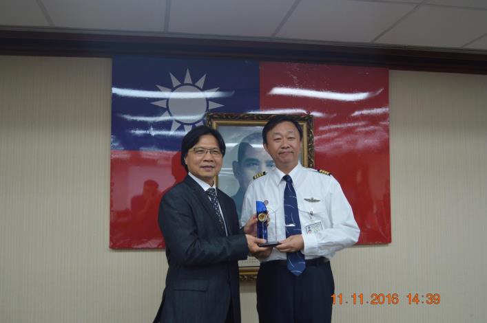 內政部長與趙強本合照.JPG