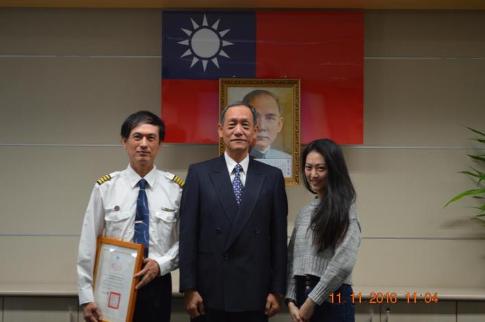 總隊長與蔡東昇及其家屬合照.JPG