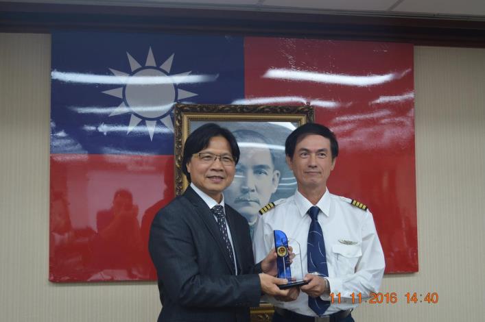內政部長與蔡東昇合照.JPG