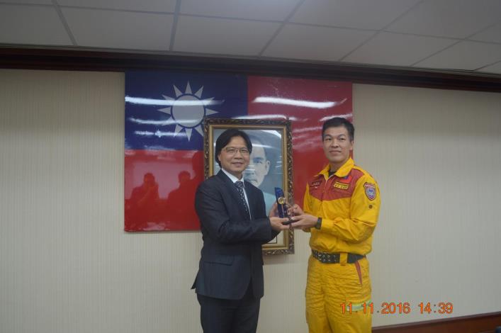 內政部長與張明傑合照.JPG
