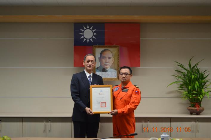 總隊長與簡清福合照.JPG