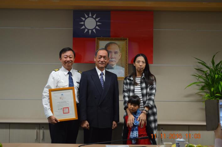 總隊長與趙強本及其家屬合照.JPG