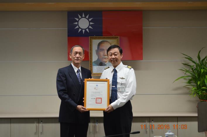 總隊長與趙強本合照.JPG