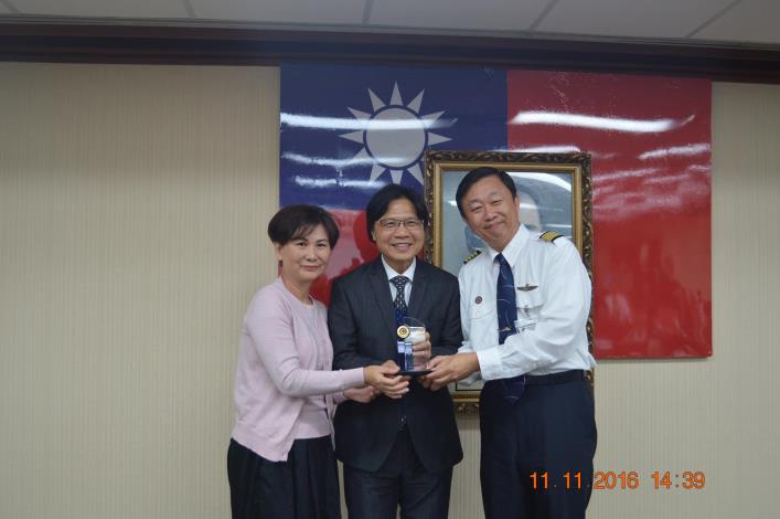 內政部長與趙強本及其家屬合照.JPG