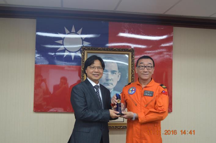 內政部長與童金星合照.JPG