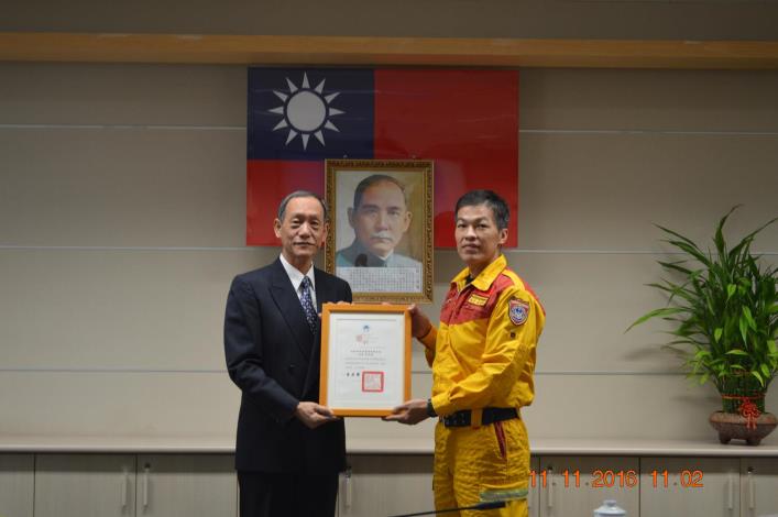 總隊長與張明傑合照.JPG