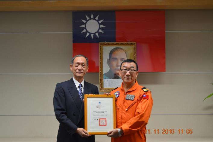 總隊長與童金星合照.JPG