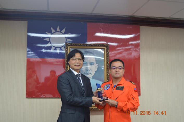 內政部長與簡清福合照.JPG