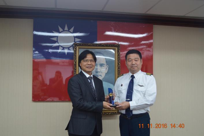 內政部長與郭建華合照.JPG