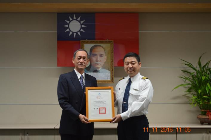 總隊長與郭建華合照.JPG