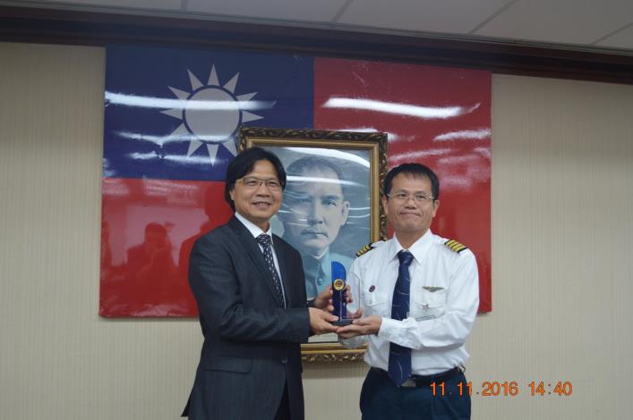 內政部長與蔡玉筆合照.JPG