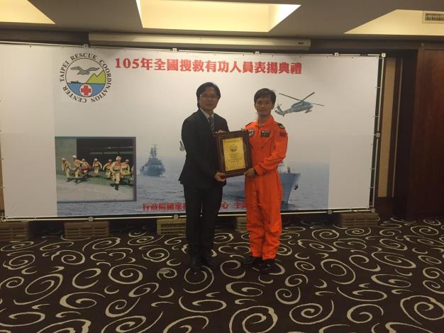 內政部長與陳嘉祐合照