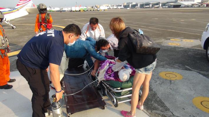將患者抬上擔架.JPG