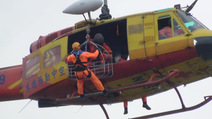 空巡勤務人員直升機吊掛及攀降訓練-1.JPG