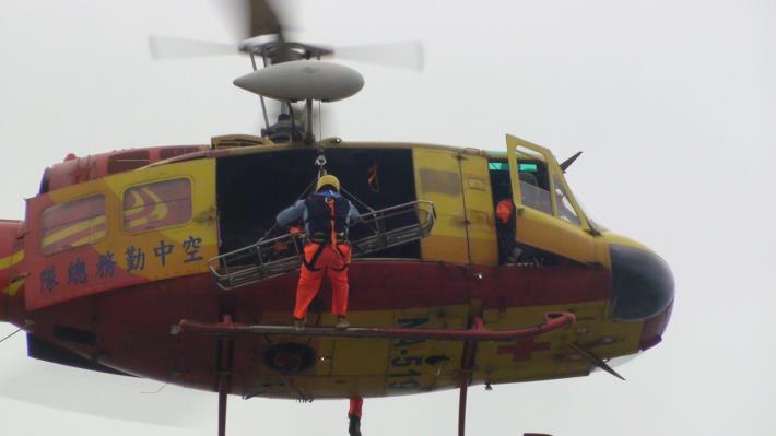 空巡勤務人員直升機吊掛及攀降訓練-3.JPG