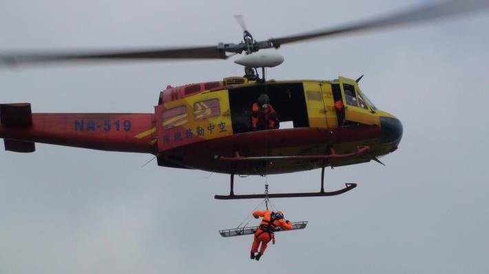 空巡勤務人員直升機吊掛及攀降訓練-2.JPG