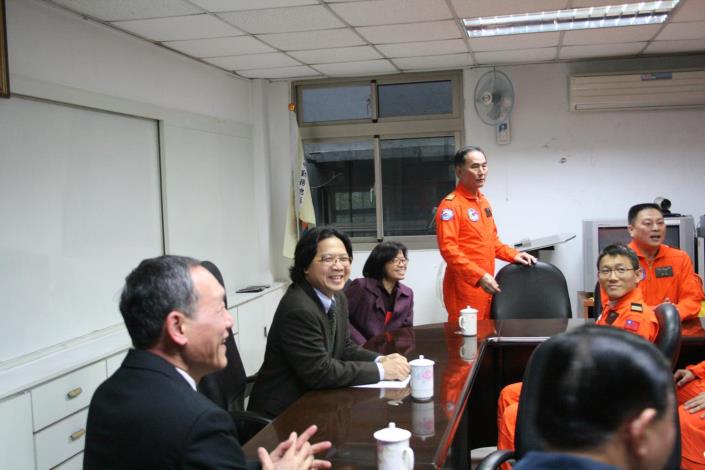 部長與機組人員進行交談-1.JPG