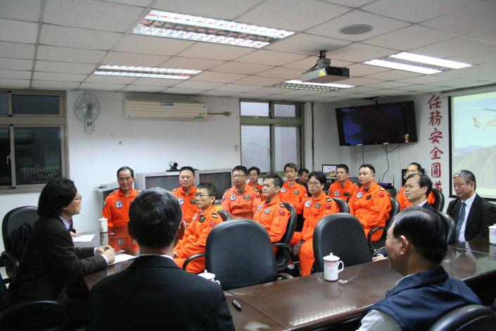 聆聽部長發言的機組人員.JPG