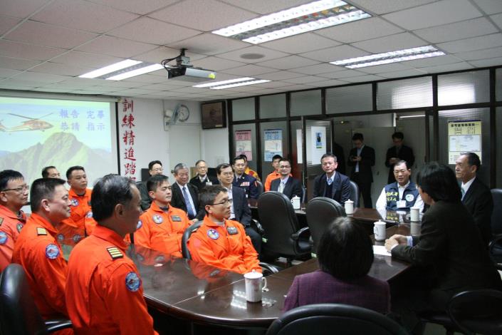 部長與機組人員進行交談-3.JPG
