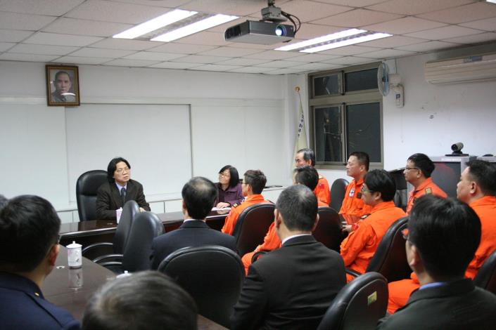 部長與機組人員進行交談-4.JPG
