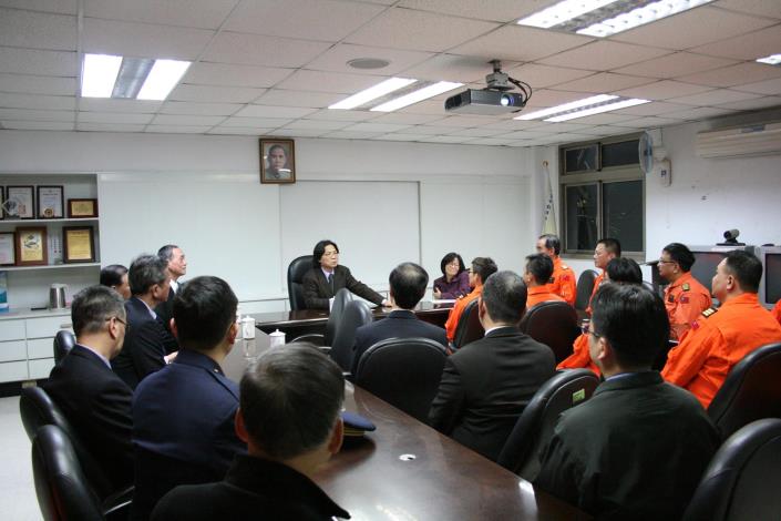 部長與機組人員進行交談-6.JPG