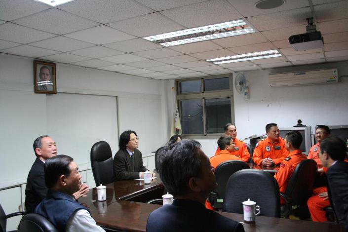 部長與機組人員進行交談-2.JPG