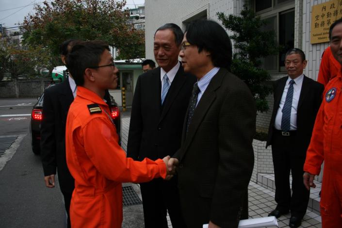 機組人員恭送部長.JPG