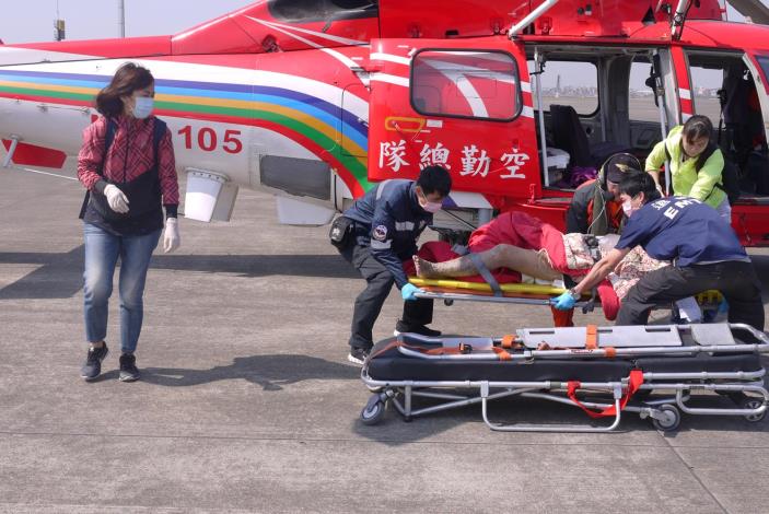 將傷患抬上擔架-1.JPG