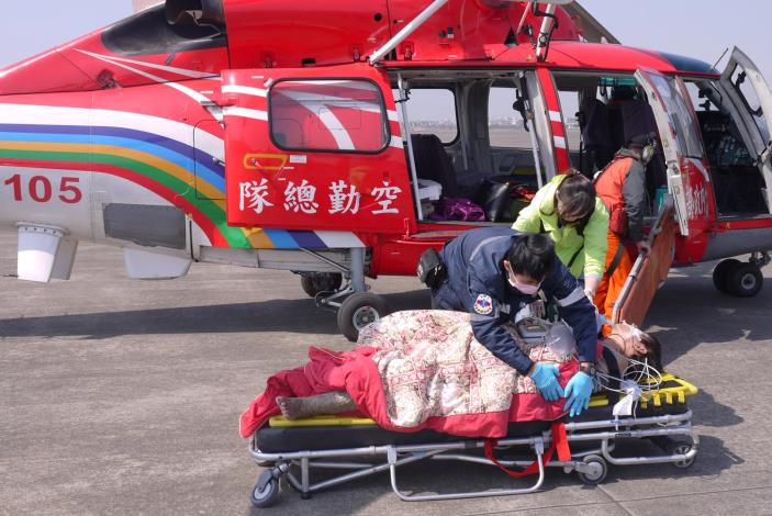 醫護人員將傷患固定-1.JPG