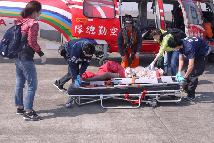 將傷患抬上擔架-2.JPG