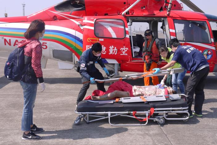 將傷患抬上擔架-3.JPG