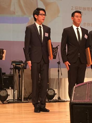 空勤吳易霖替代役上台領獎-1.JPG