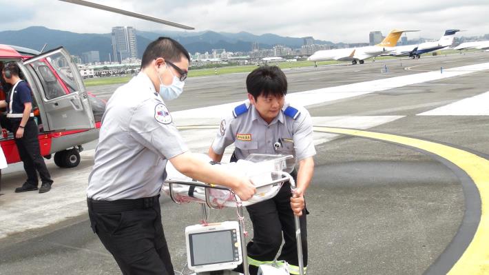 將新生兒轉交至救護車.JPG