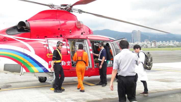 機組人員將新生兒搬下直升機-1.JPG
