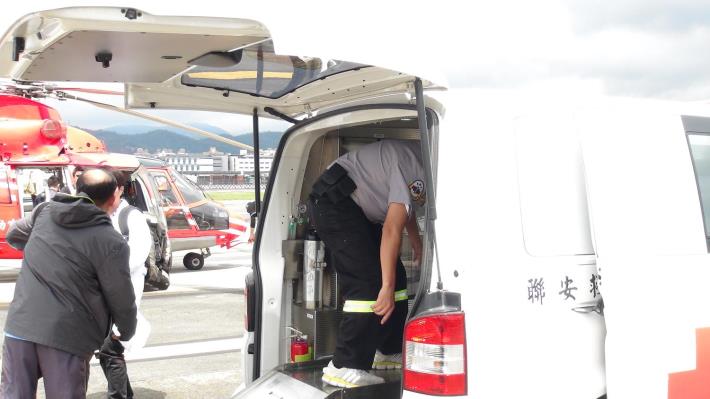 搬上救護車進行後送.JPG