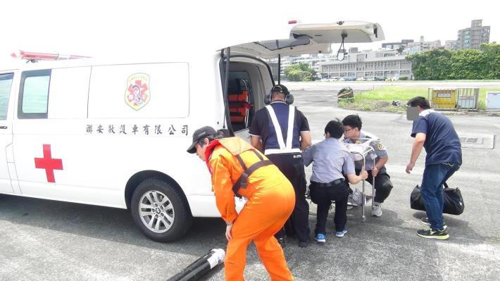 轉交給救護車進行後送-3