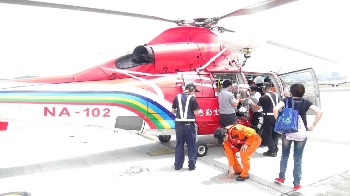 機組人員將新生兒運下飛機-2.JPG