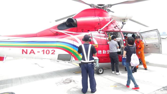 機組人員將新生兒運下飛機-1.JPG