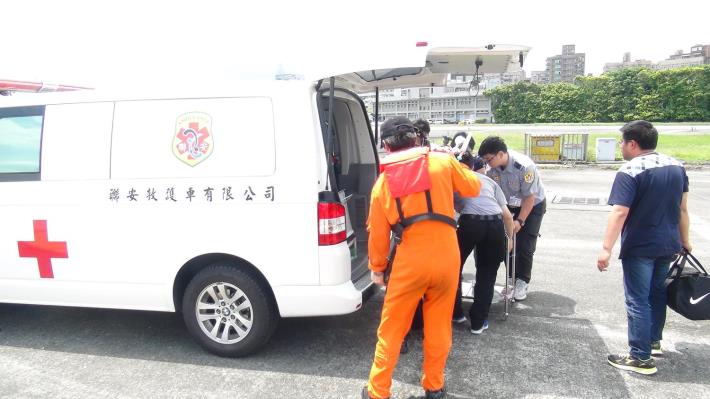 轉交給救護車進行後送-2.JPG