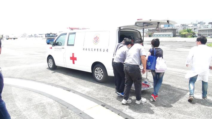 轉交給救護車進行後送-1.JPG