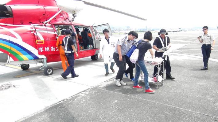 陪同的家屬及醫護人員-2.JPG