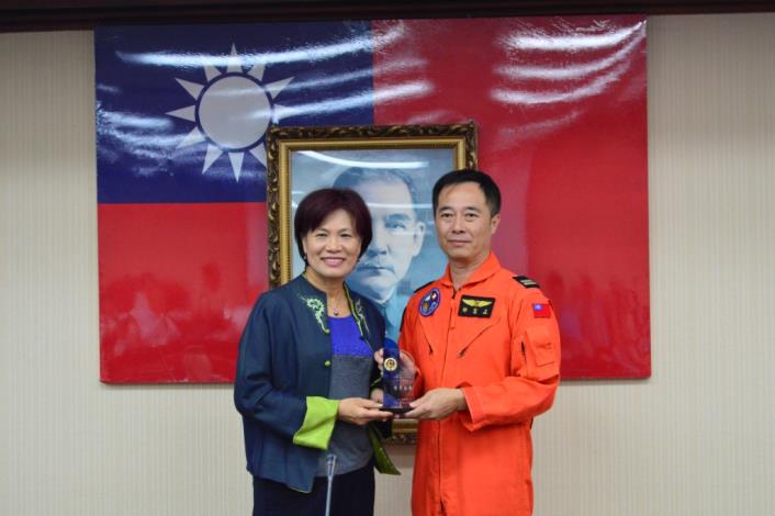 內政部次長與邱憲正合照