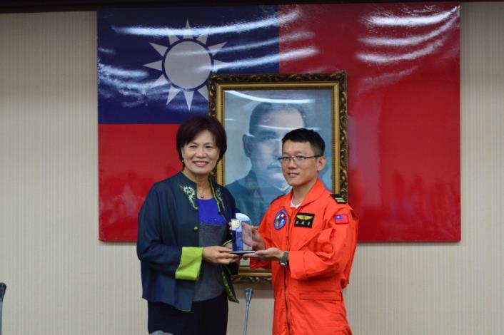 內政部次長與許翊揚合照