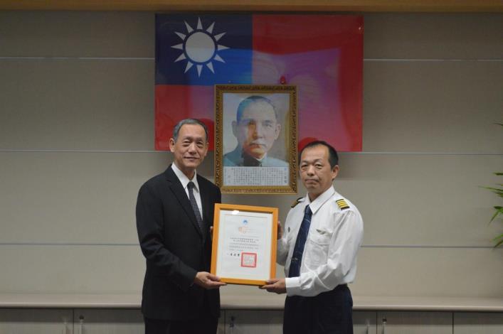 總隊長與黃冠倫合照