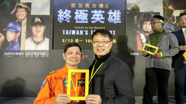 姚導演與徐飛行員合照-4