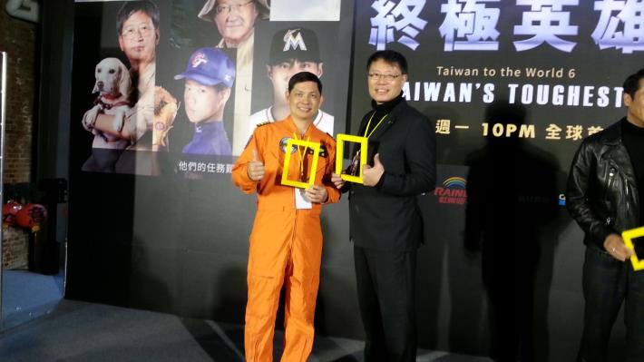姚導演與徐飛行員合照-1