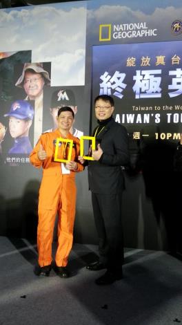 姚導演與徐飛行員合照-2