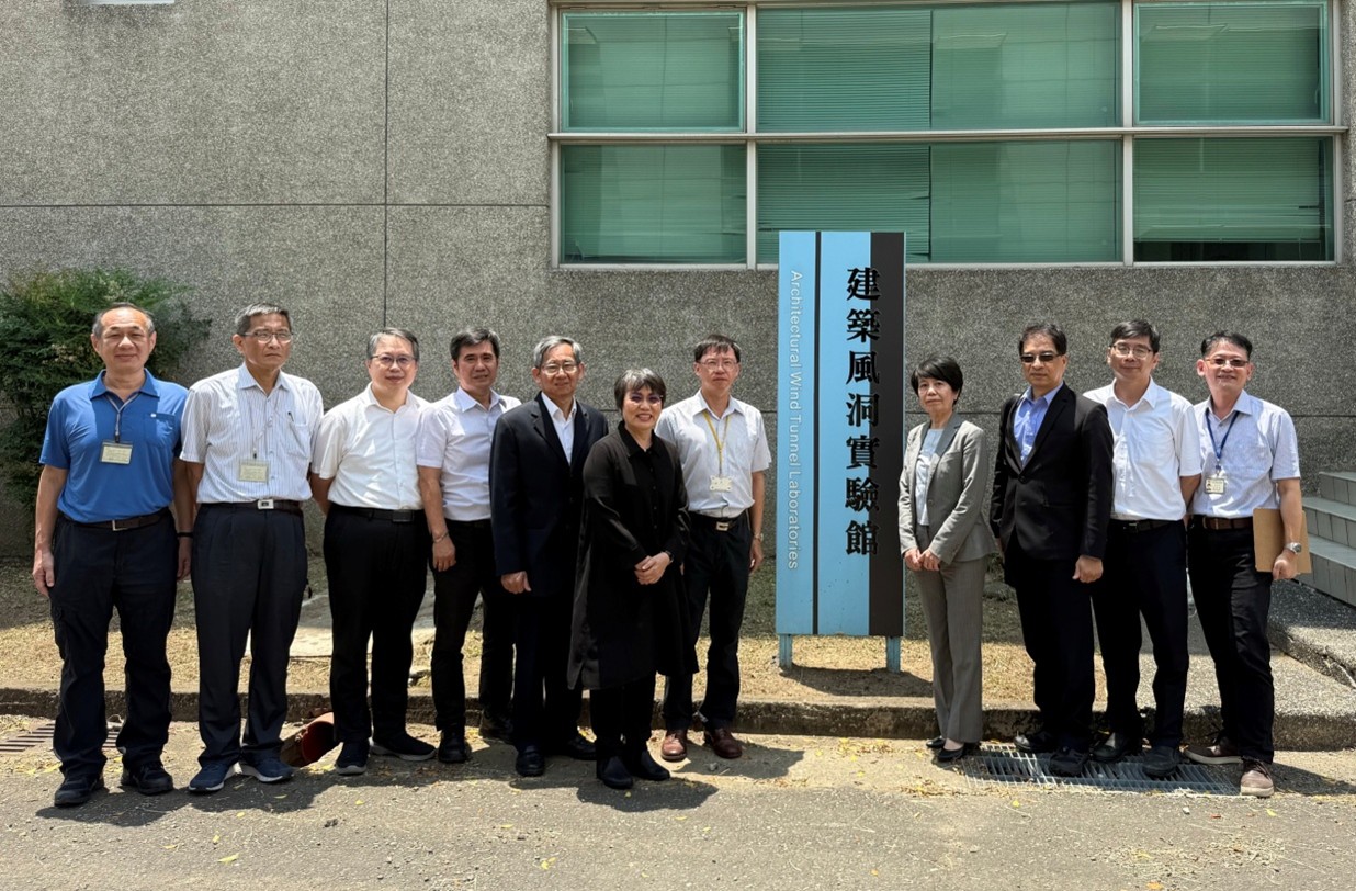 圖1 劉部長視察建築風洞實驗室後與同仁合影